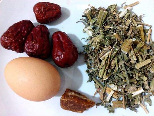 【益母草大枣鸡蛋汤】步骤1