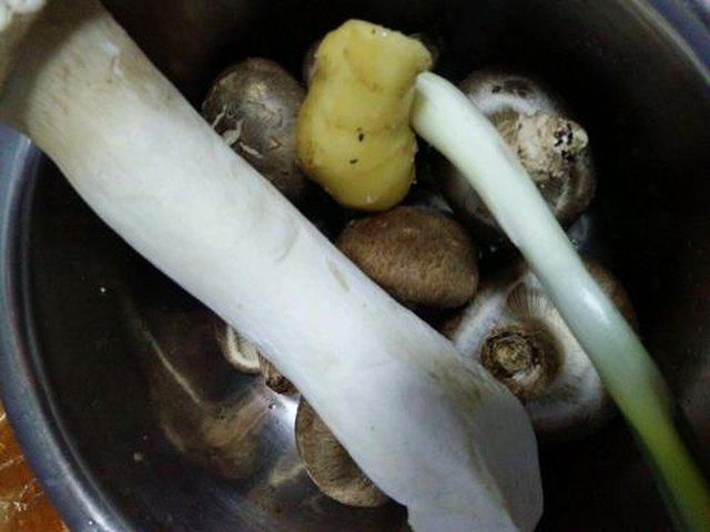 【香菇鸡腿汤】步骤4