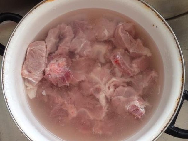 【香菇胡萝卜排骨汤】步骤1