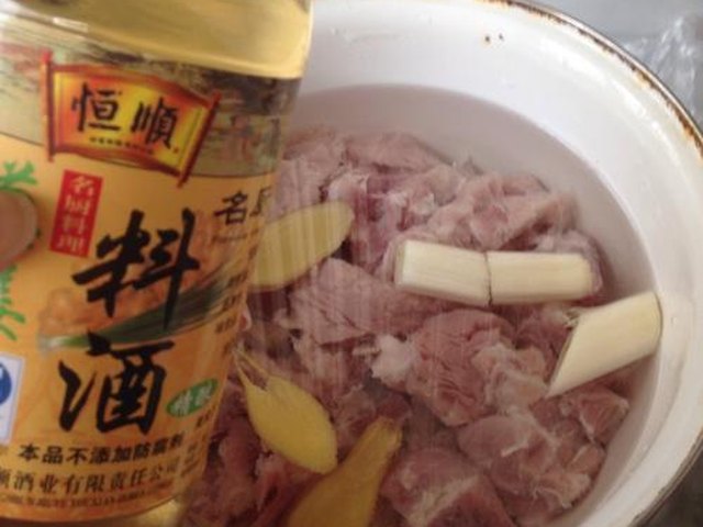 【香菇胡萝卜排骨汤】步骤2