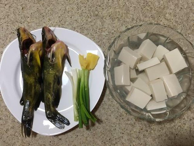 【黄辣丁豆腐汤】步骤1