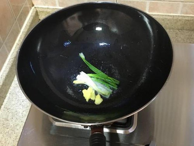【黄辣丁豆腐汤】步骤2