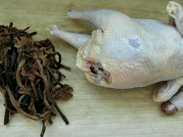 【茶树菇炖柴鸡】步骤1