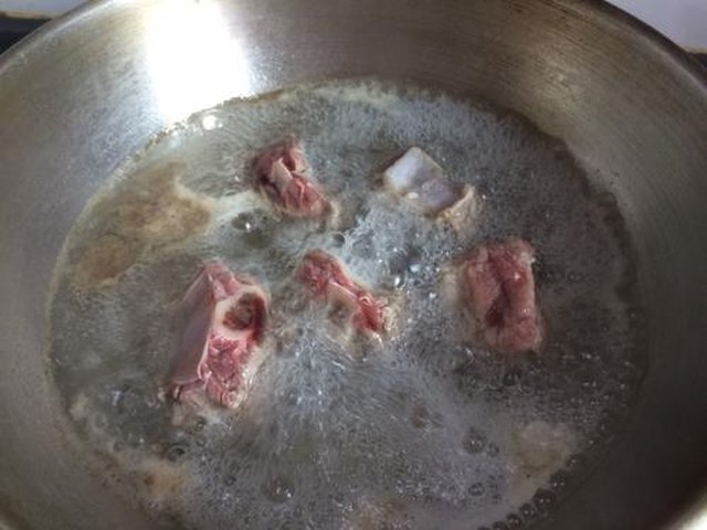【牛骨南瓜盅】步骤1