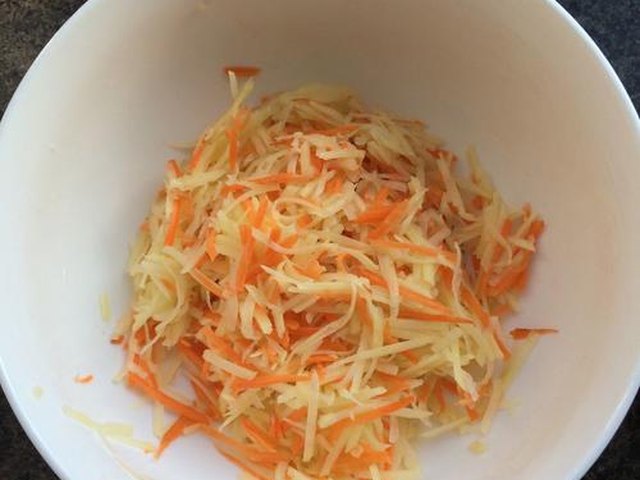 【葱香土豆鸡蛋饼】步骤2