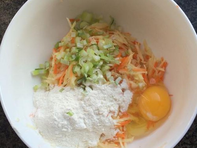 【葱香土豆鸡蛋饼】步骤3