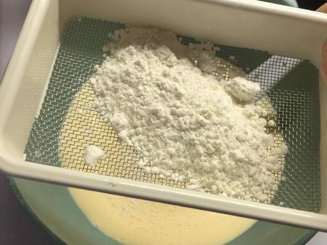 【草莓方层蛋糕】步骤3