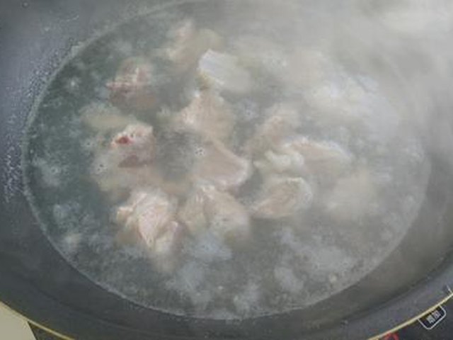 【简易电饭煲胡萝卜玉米排骨汤】步骤3