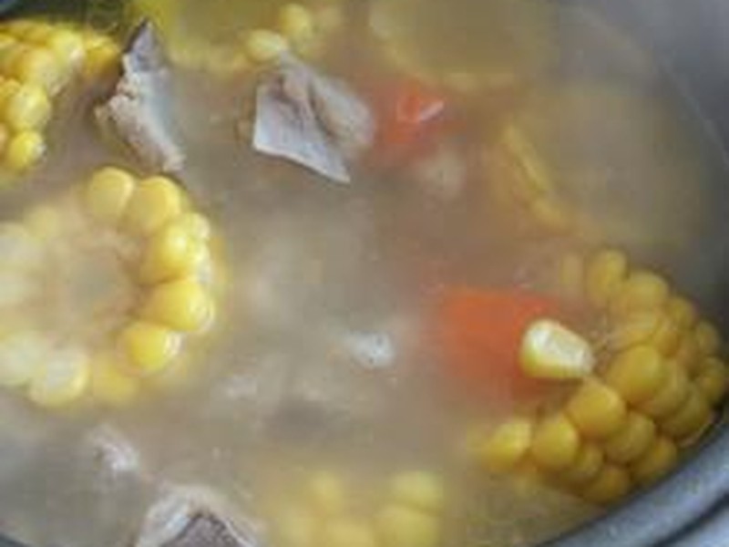 简易电饭煲胡萝卜玉米排骨汤