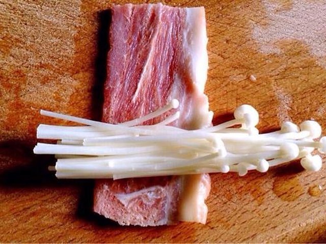 【金针菇培根卷】步骤4