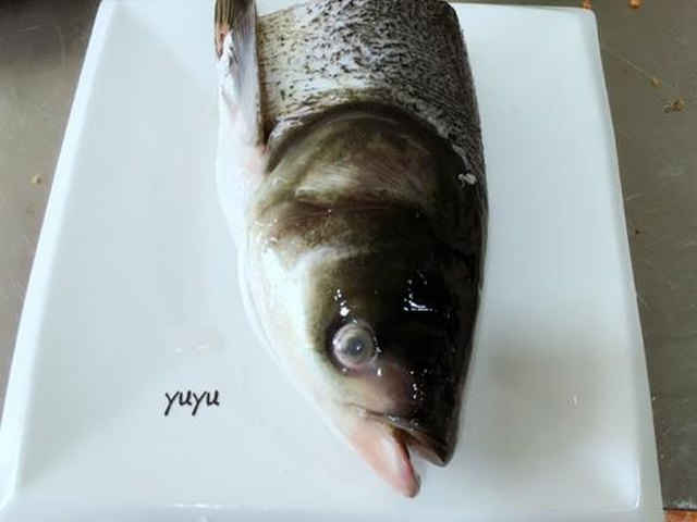 【砂锅鱼头汤】步骤1
