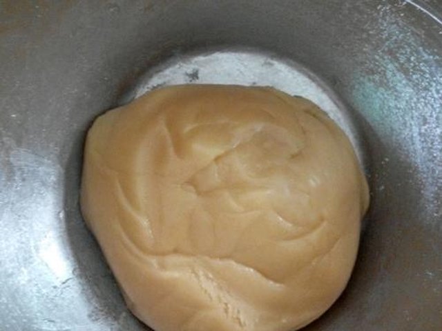 【广式豆沙蛋黄月饼】步骤3