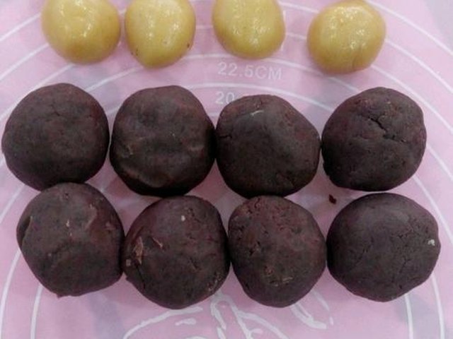 【广式豆沙蛋黄月饼】步骤4