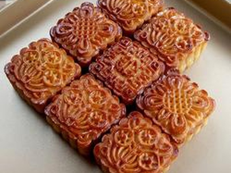 广式豆沙蛋黄月饼