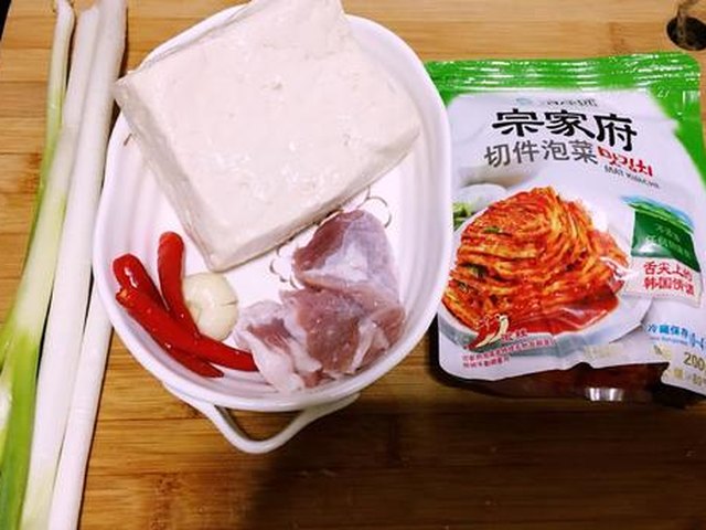 【韩式辣白菜豆腐汤】步骤1