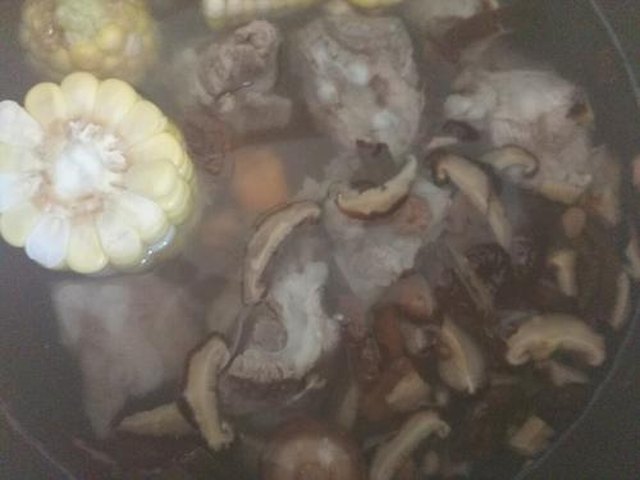 【玉米香菇排骨汤】步骤4