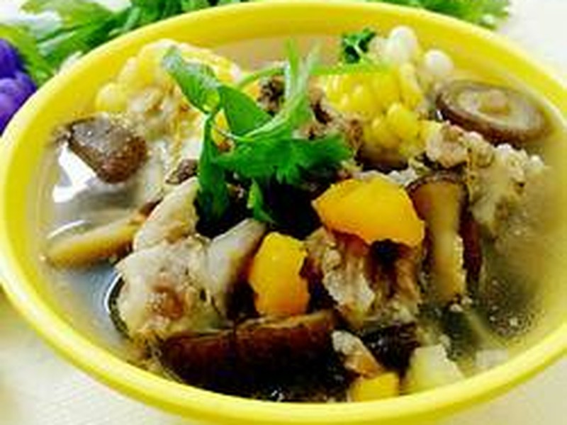 玉米香菇排骨汤
