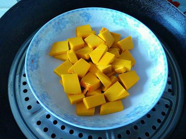 【南瓜豆沙芝麻饼】步骤2