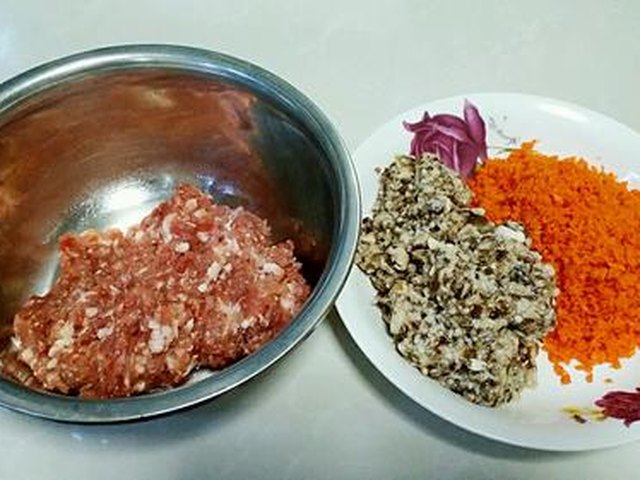 【开口烧麦——香菇胡萝卜鲜肉馅】步骤1