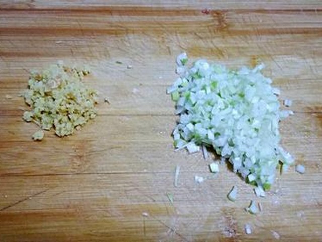 【开口烧麦——香菇胡萝卜鲜肉馅】步骤2