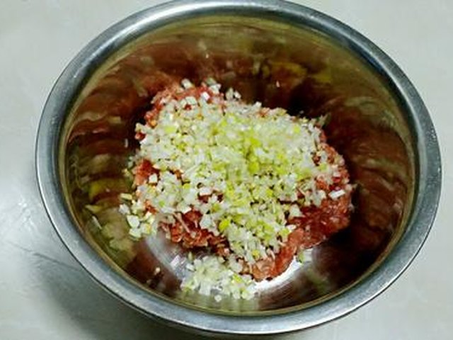 【开口烧麦——香菇胡萝卜鲜肉馅】步骤3