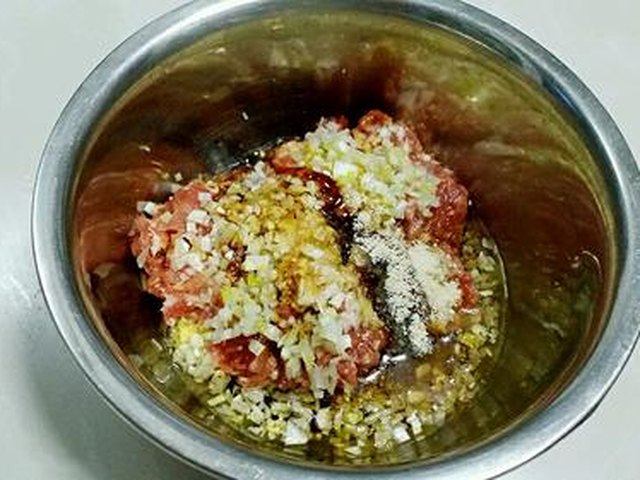 【开口烧麦——香菇胡萝卜鲜肉馅】步骤4