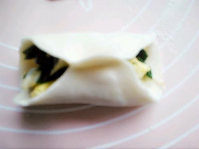 【韭菜鸡蛋水煎包】步骤4