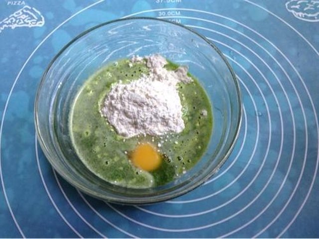 【菜汁煎饼】步骤3