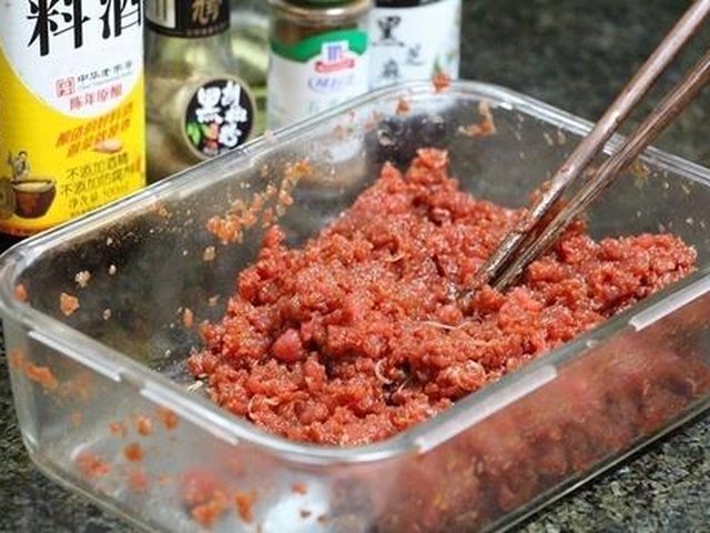 【牛肉洋葱胡萝卜馅饼】步骤2