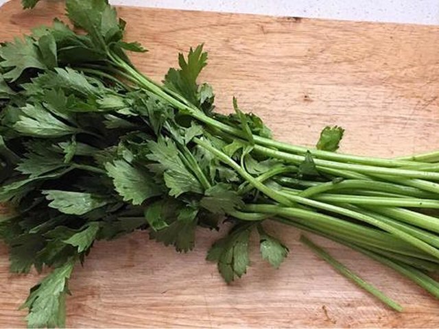 【鲜虾香芹馄饨】步骤2