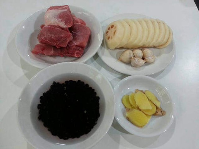 【养生黑豆莲藕肉骨汤】步骤1