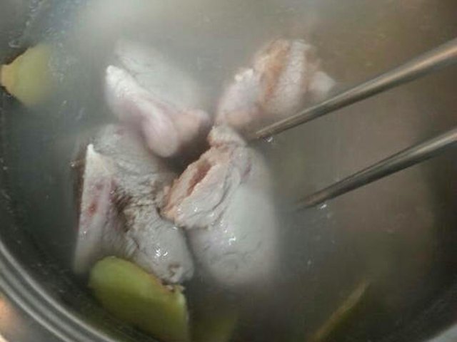 【养生黑豆莲藕肉骨汤】步骤3