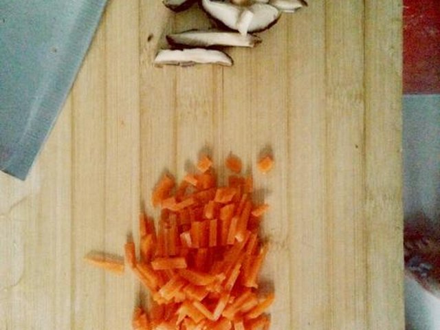 【香菇鸡蛋胡萝卜炒饭】步骤1