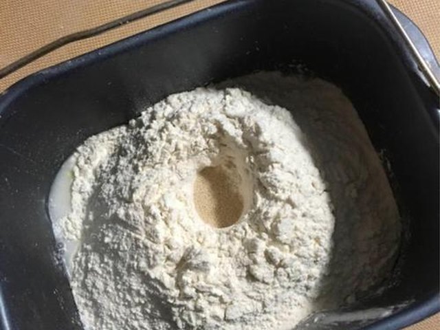 【面包机版黑芝麻牛奶吐司】步骤1