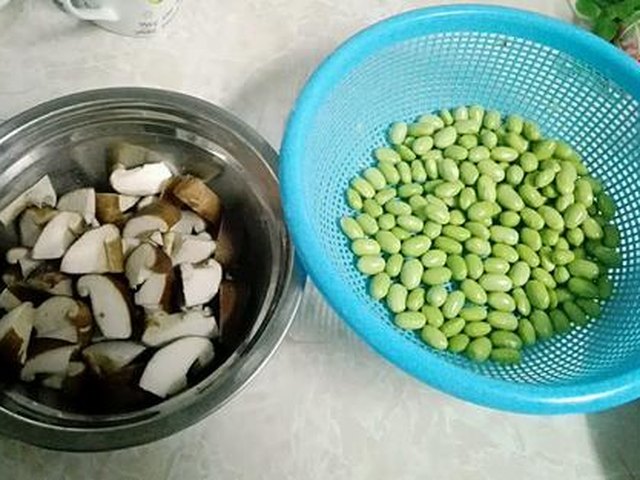 【毛豆冬菇煮豆腐】步骤1