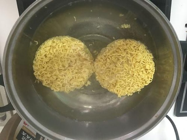 【午餐肉炒方便面】步骤3