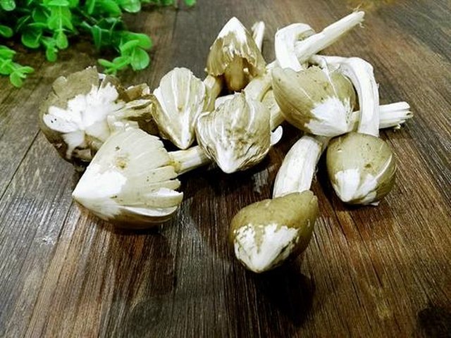 【荔枝菌排骨汤】步骤1