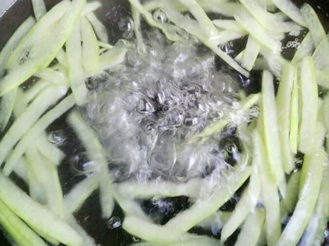 【西瓜皮西红柿蛋花汤】步骤4