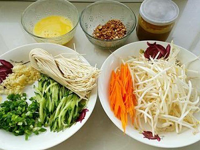 【芝香绿豆芽拌面】步骤1