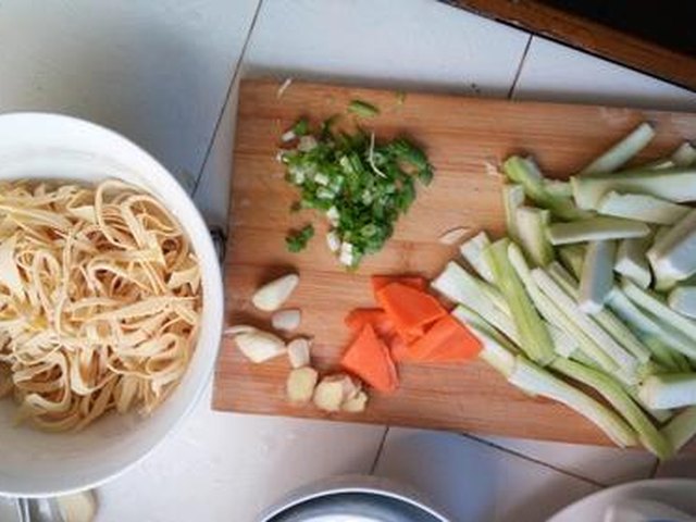 【丝瓜豆腐皮鸡蛋面】步骤1