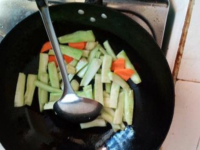 【丝瓜豆腐皮鸡蛋面】步骤3