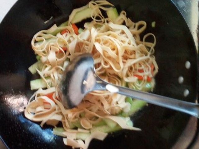 【丝瓜豆腐皮鸡蛋面】步骤4