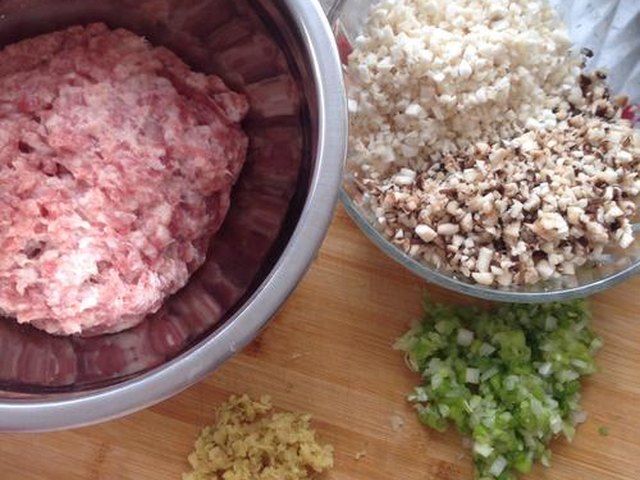 【双菇鲜肉黄金饺】步骤1