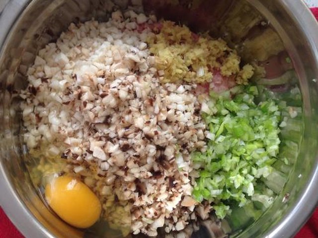 【双菇鲜肉黄金饺】步骤2
