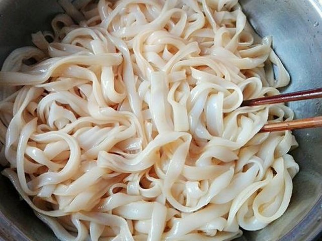 【芹菜炒河粉】步骤1