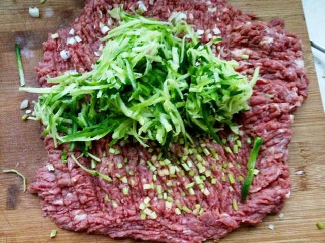 【萝卜牛肉蒸饺】步骤4