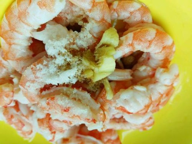 【虾仁辣椒炒饭】步骤2