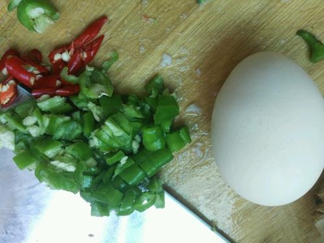 【虾仁辣椒炒饭】步骤3
