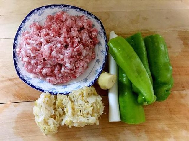 【花边饺子（酸菜青椒鲜肉馅）】步骤3