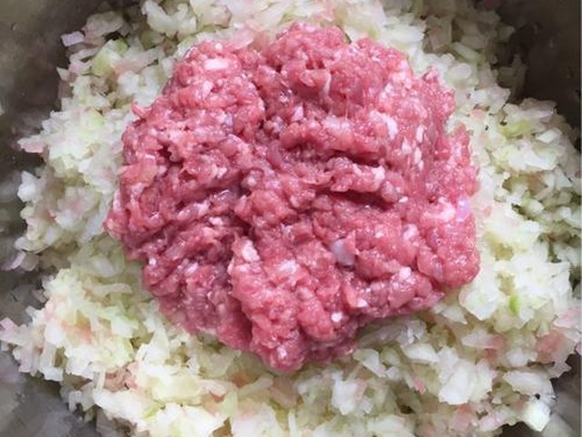 【瓜皮猪肉馅儿水饺】步骤3